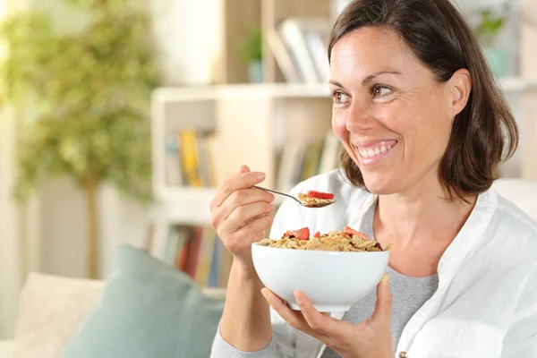 Mujer Adulta Feliz Sosteniendo Tazón Cereal Mirando Hacia Otro Lado — Foto de Stock