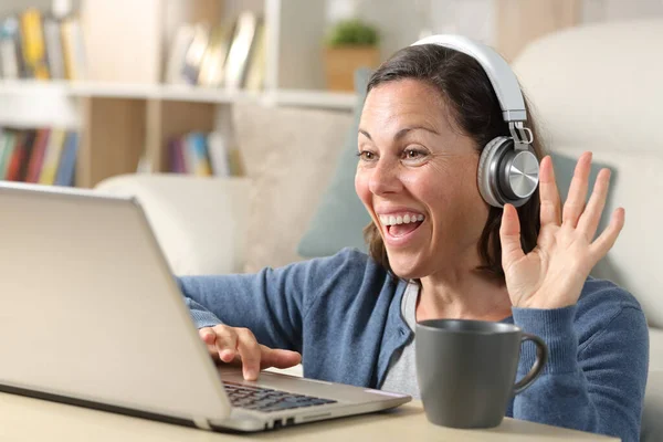 Happy Dorosła Kobieta Videocalling Słuchawkami Laptopie Kamera Siedzi Podłodze Domu — Zdjęcie stockowe