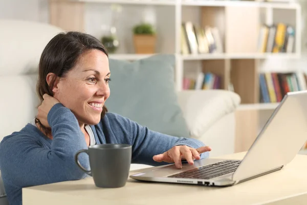 Щаслива Жінка Середнього Віку Дивиться Відео Контент Онлайн Ноутбуці Сидячи — стокове фото