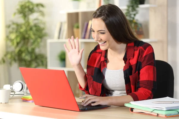 Glückliche Studentin Grüßt Auf Videocall Auf Rotem Laptop Heimischen Schreibtisch — Stockfoto