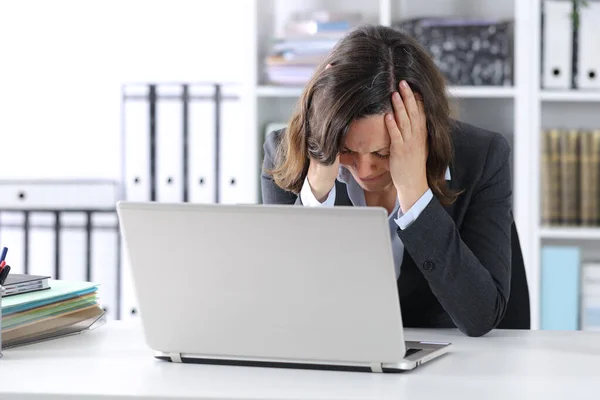 Triste Mujer Ejecutiva Adulta Con Portátil Quejándose Sentada Escritorio Agarrando — Foto de Stock