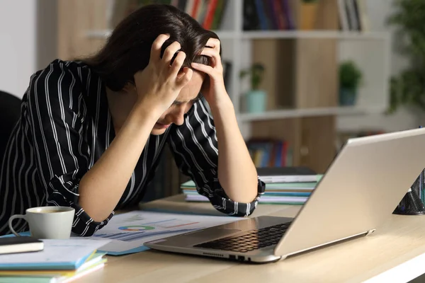 Mulher Empresária Triste Com Laptop Reclamando Sentado Uma Mesa Noite — Fotografia de Stock