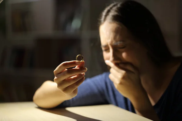 Szomorú Feleség Sír Jegygyűrűvel Kezében Panaszkodik Hogy Egyedül Otthon Éjszakában — Stock Fotó