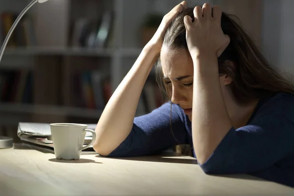 Üzgün Kadın Gece Evde Tek Başına Oturarak Kafasını Tutuyor — Stok fotoğraf
