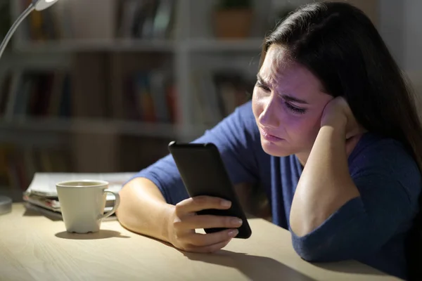 Donna Triste Lamentarsi Controllo Smart Phone Seduto Notte Soggiorno Casa — Foto Stock