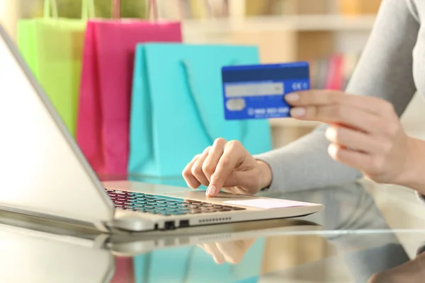 Blisko Zakupy Kobieta Ręce Kupowanie Karty Kredytowej Laptopie Biurku Domu — Zdjęcie stockowe