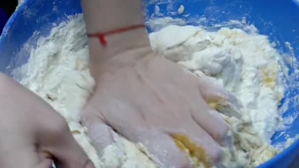 Девушка кидает тесто в миску — стоковое видео