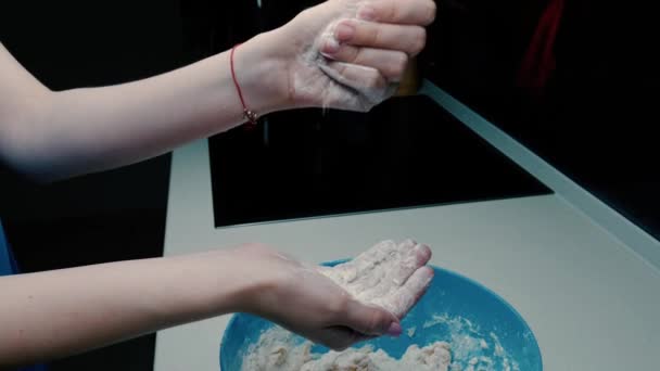 Flicka häller mjöl i en skål — Stockvideo