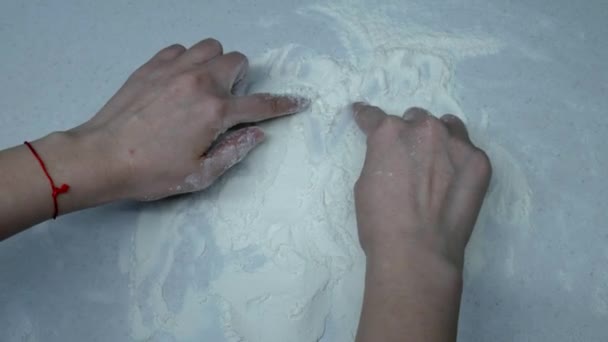Dziewczyna robi serce z mąki — Wideo stockowe