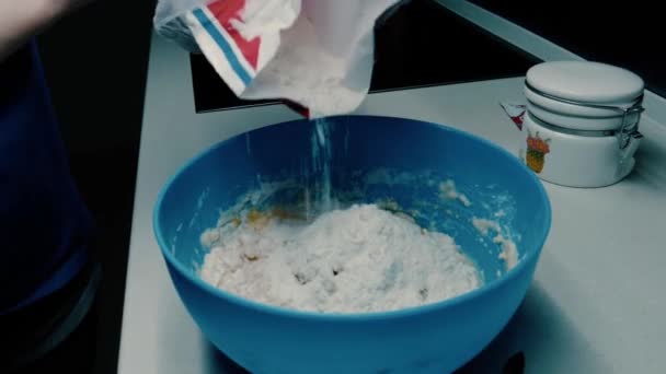 Ragazza versando farina in una ciotola — Video Stock
