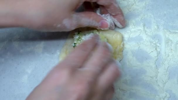 La ragazza mette le patate nell'impasto — Video Stock