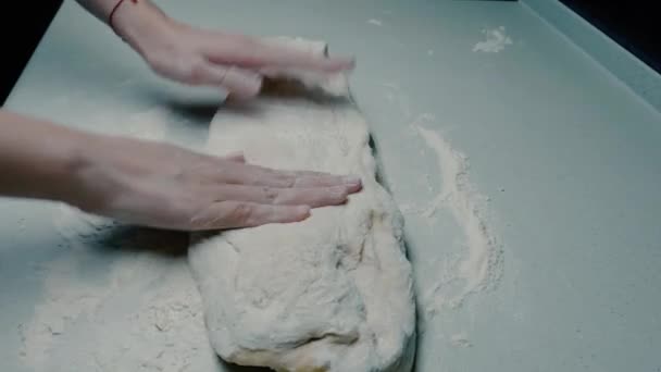 Девушка разминает тесто вручную. — стоковое видео