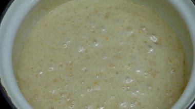 Tencerede maya kaynıyor.