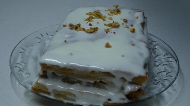 La ragazza spruzza biscotti torta — Video Stock