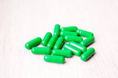 Ahşap zemin üzerine yeşil hap closeup toplu 