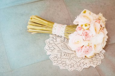 Düğün buketi beyaz tığ işi deniz mavisi Tekstil zemin üzerine