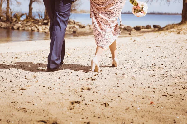 해변을 걷고 있는 부부 — 스톡 사진