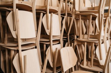 Mobilya üretimi için depoda birkaç hafif ahşap sandalye var.