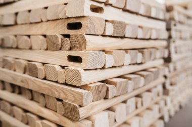 Mantar üretmek için bej ahşap yığınları.