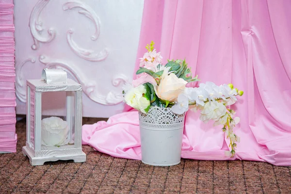 Decorazioni Festive Matrimoni Compleanni Bouquet Fiori Primaverili Vaso Bianco Lanterna — Foto Stock