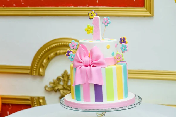 Girlish Cake Met Roze Strik Kleurrijke Strepen Bloemen Nummer Een — Stockfoto