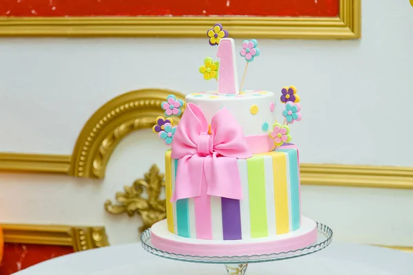 Mädchenhafte Torte Mit Rosa Schleife Bunten Streifen Blumen Und Nummer — Stockfoto