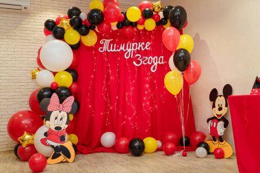 İzmail, Ukrayna - Kasım 2018. Yazı işleri. Mickey ve Minnie Mouse partisi. Walt Disney çizgi filmi ve çocuklar için balonlar