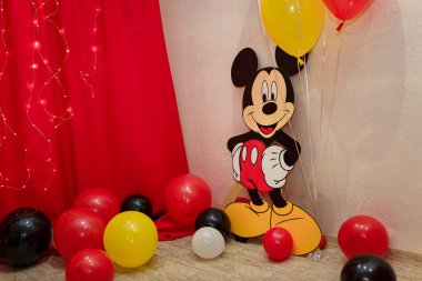 İzmail, Ukrayna - Kasım 2018. Editör kullanımı. Mickey Mouse partisi. Çocuklar için renkli balonları olan Walt Disney çizgi filmi karakteri 