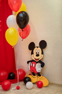 İzmail, Ukrayna - Kasım 2018. Editör kullanımı. Mickey Mouse partisi. Çocuklar için renkli balonları olan Walt Disney çizgi filmi karakteri 
