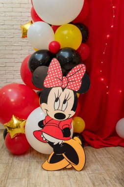 İzmail, Ukrayna - Kasım 2018. Editör kullanımı. Minnie Mouse partisi. Çocuklar için renkli balonları olan Walt Disney çizgi filmi karakteri 