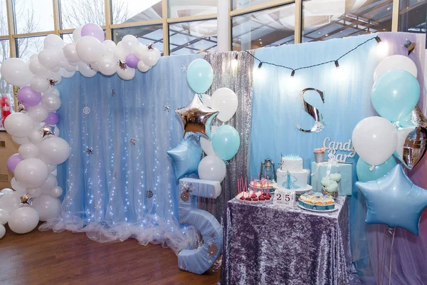 Izmail Ukraine February 2019 过冬的时候 装饰和糖果棒 蛋糕和纸杯蛋糕 五号有雪湖和气球冻结卡通人物主题派对 — 图库照片