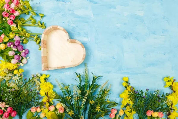 Mnohobarevné Květiny Prázdné Srdce Tvaru Krabice Modrém Malovaném Dřevěném Pozadí — Stock fotografie