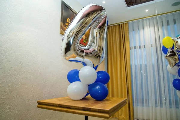 Balão Prata Número Quatro Balões Multicoloridos Redondos Aniversário Festa Decoração — Fotografia de Stock