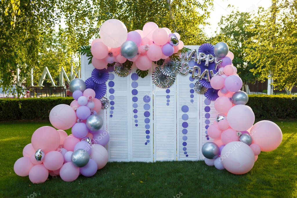 Fotos de Arco Globos Rosa Púrpura Para Chica Feliz Fiesta Cumpleaños Evento  - Imagen de © ElenaSeiryk #353694860