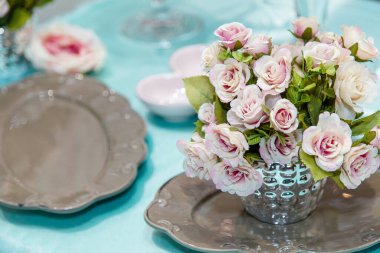 Gri tabaklı, güzel pembe ve beyaz çiçek buketi. Bahar etkinliği kavramı.