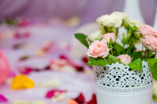 Piękny Różowy Bukiet Kwiatów Białym Garnku Stojący Rozmytym Tle Tabeli — Zdjęcie stockowe