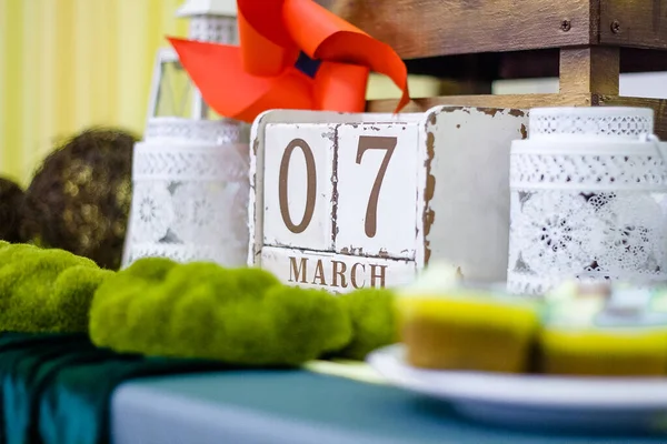 Suave Tiro Enfocado Decoraciones Primavera Calendario Cúbico Madera Con Fecha — Foto de Stock