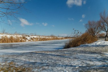 Donmuş nehir ve mavi gökyüzü ile karlı kış manzarası