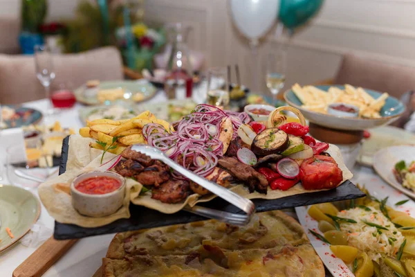 Platos Festivos Con Carne Verduras Parrilla Tomate Cebolla Patatas Boda —  Fotos de Stock