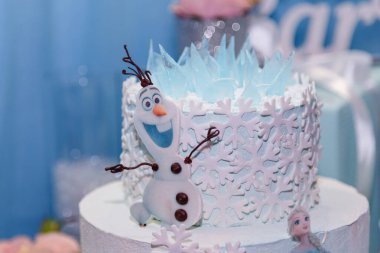 İzmail, Ukrayna - Şubat 2019. Çikolata, Olaf Snowman 'lı bir kız için doğum günü pastası, Walt Disney' deki donmuş çizgi film karakteri..