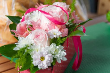 Kasımpatı buketi şenlik için masanın üzerinde duruyor.