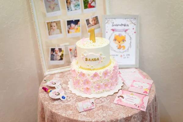 有粉红奶油花和一号的女式蛋糕 一岁生日派对 — 图库照片