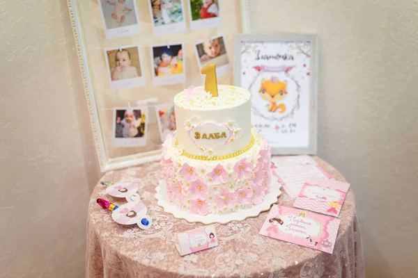 Pastel Niña Con Flores Crema Rosa Número Fiesta Primer Cumpleaños — Foto de Stock