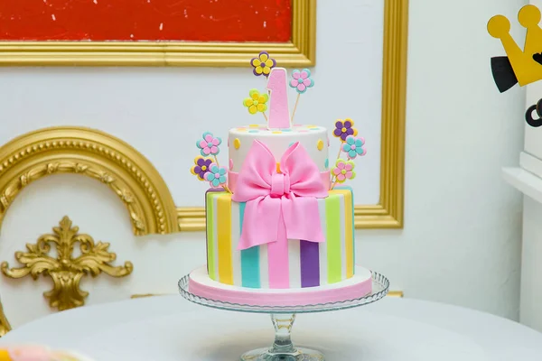Mädchenhafte Torte Mit Rosa Schleife Bunten Streifen Blumen Und Nummer — Stockfoto