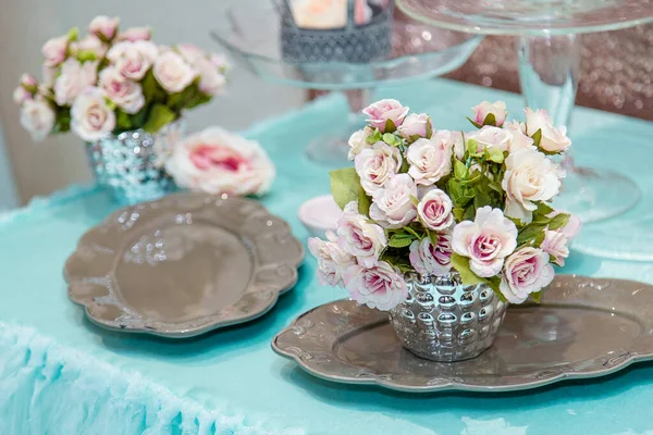 Beau Bouquet Fleurs Roses Blanches Sur Table Festive Avec Assiettes — Photo