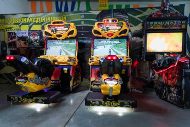 İzmail, Ukrayna - Eylül 2017. Farklı aktiviteleri, kumar makineleri ve yetenekleri olan çocuklar için oyun merkezi. Eğlence konsepti.