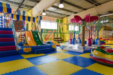 İzmail, Ukrayna - Eylül 2017. Farklı aktiviteleri, oyuncakları ve davranışları olan çocuklar için oyun merkezi. Eğlence konsepti.