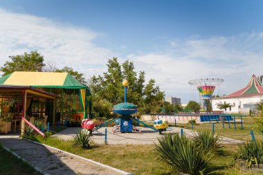 İzmail, Ukrayna - Eylül 2017. Farklı aktiviteleri ve davranışları olan çocuklar için açık hava oyun merkezi. Eğlence konsepti.