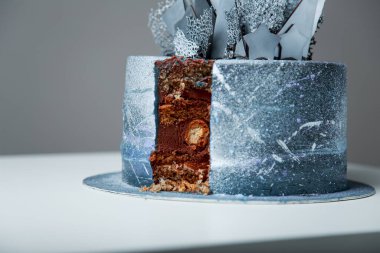 Erkek ya da çocuk için doğum günü pastası kes. Gümüş çikolata soyut dekorasyonu, yıldızlar ve sıçramalar, evren konsepti..