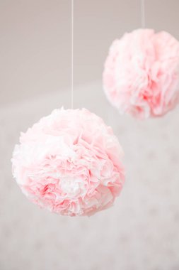 Kağıt çiçekler, tavandan süzülen pembe çiçekli süsler.